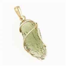 Ciondolo dorato con il codice moldavite 090