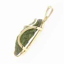 Ciondolo dorato con il codice moldavite 090