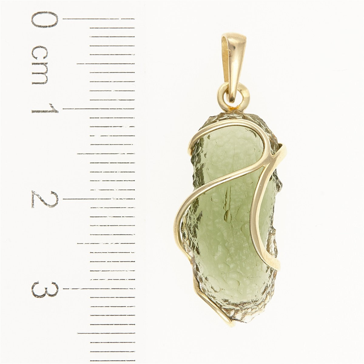 Golden pendant with a moldavite 090