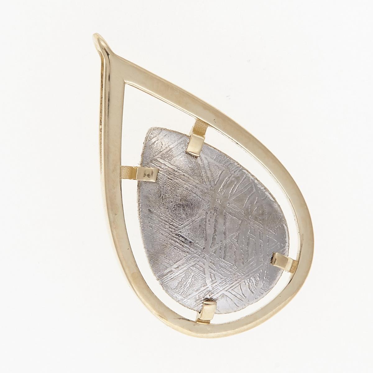 Golden pendant with meteorite 001