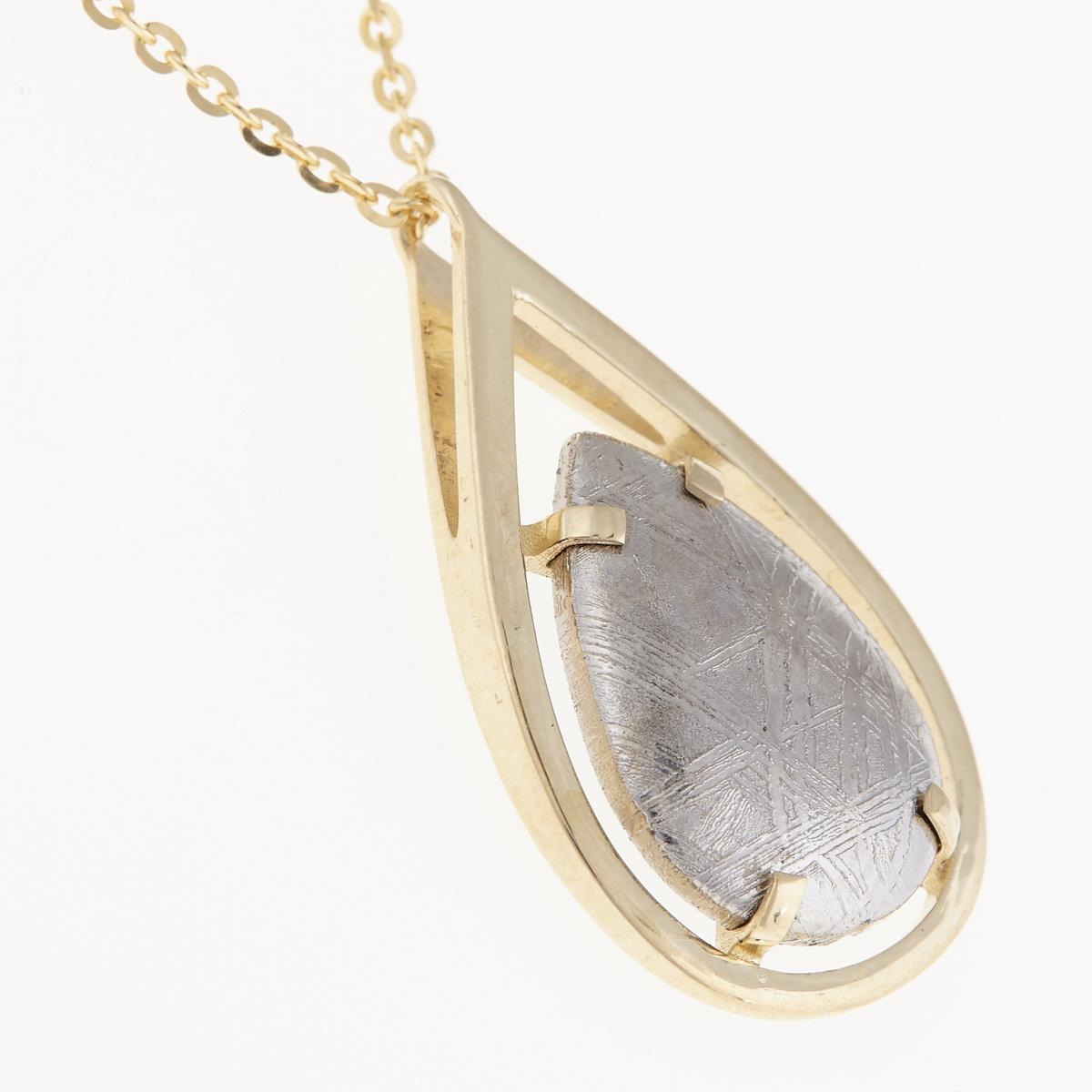 Golden pendant with meteorite 001