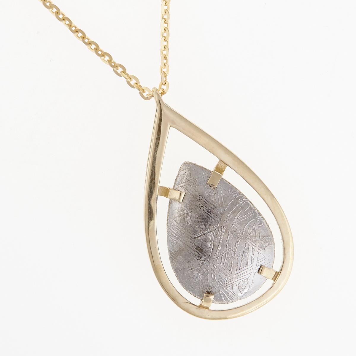 Golden pendant with meteorite 001
