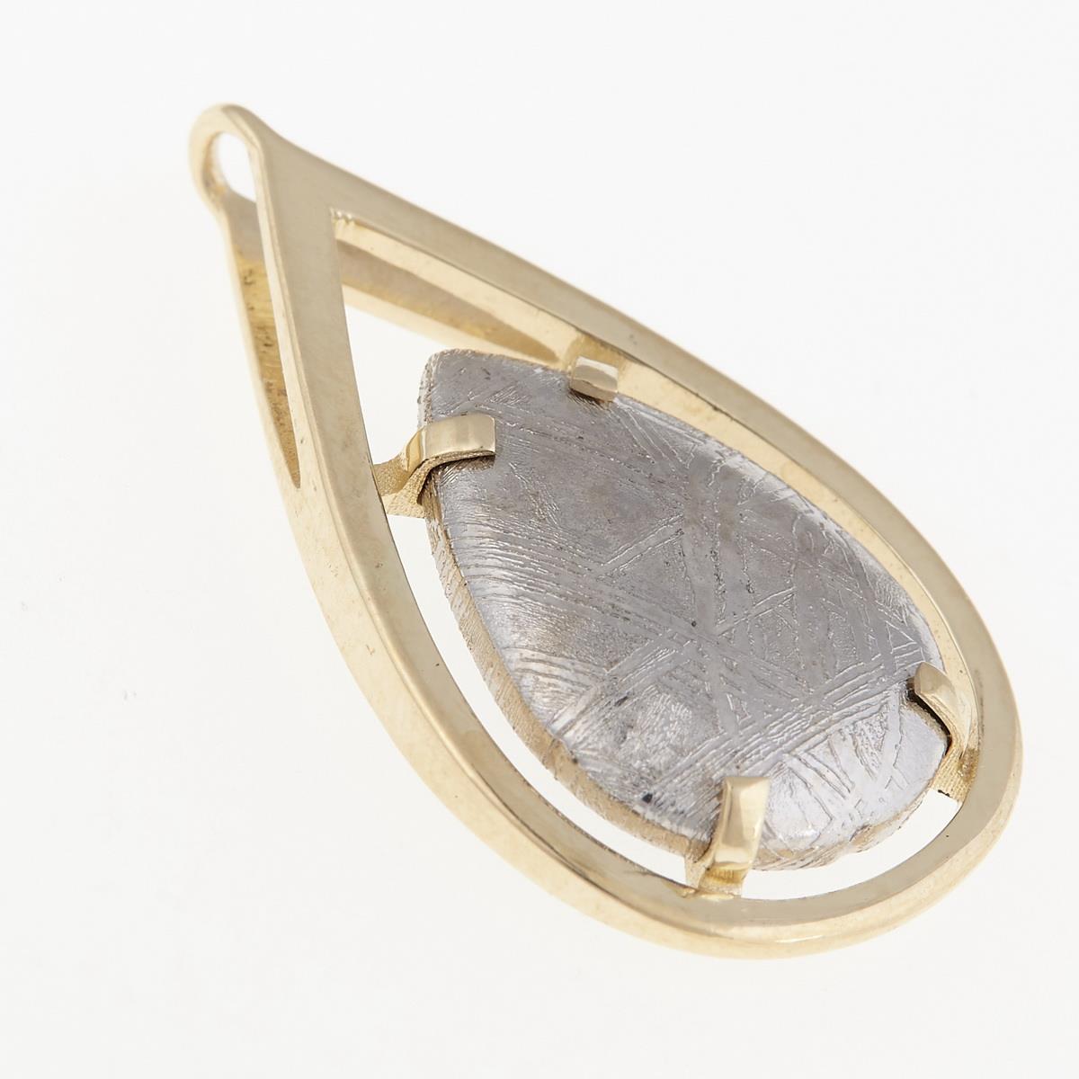 Golden pendant with meteorite 001