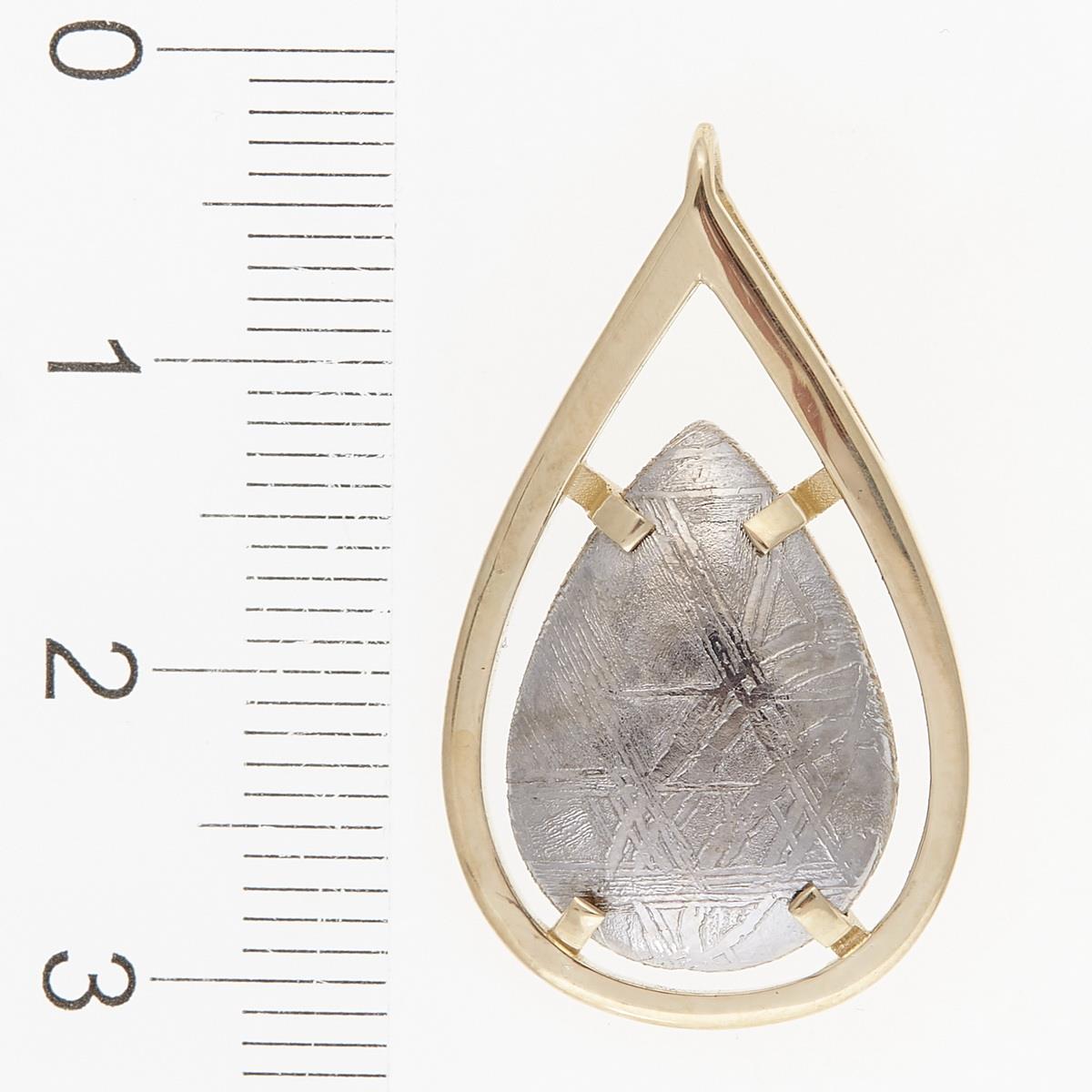Golden pendant with meteorite 001