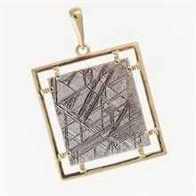 Golden pendant with meteorite 003
