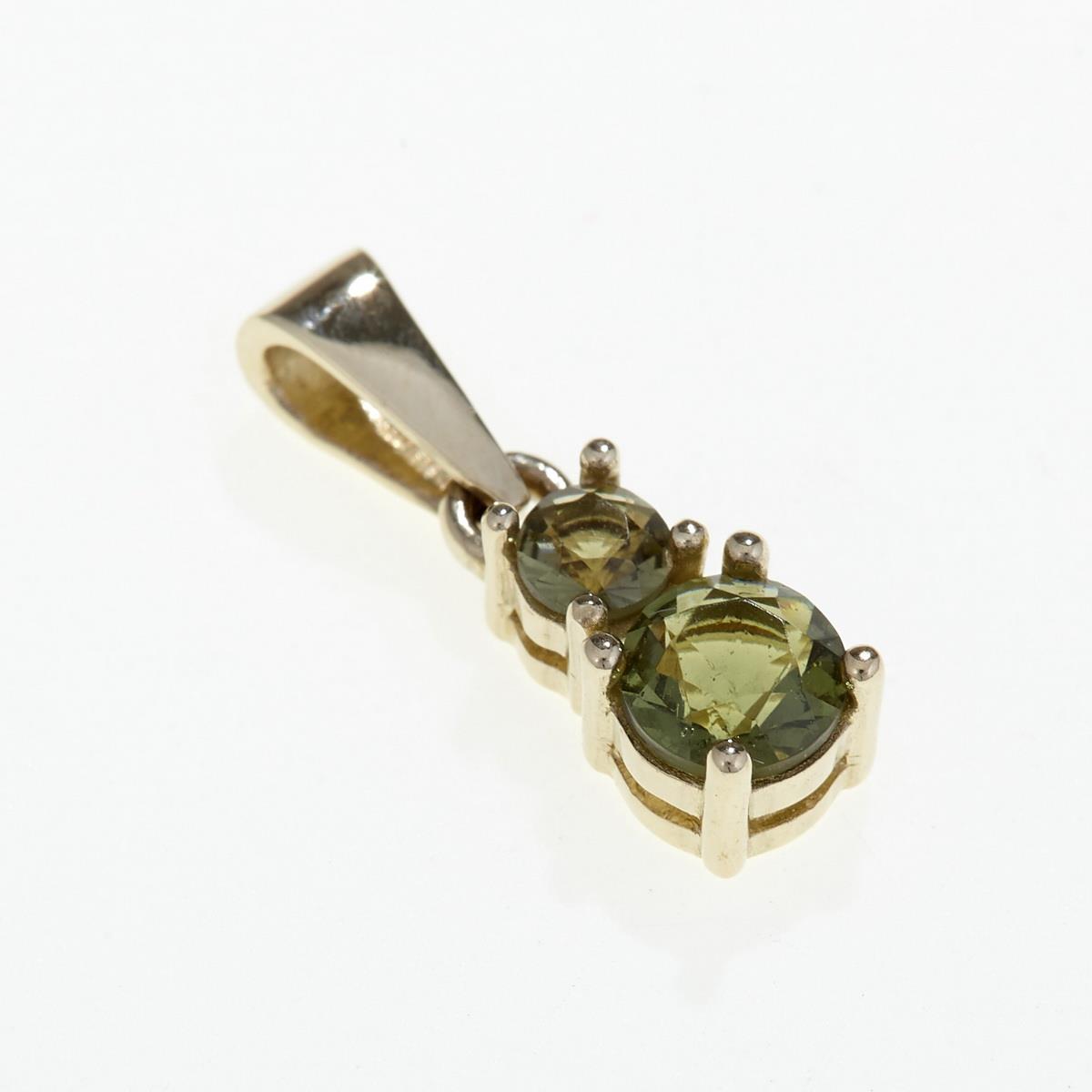 Pendente in oro giallo con due moldaviti rotonde sfaccettate verde oliva, montate a griffe