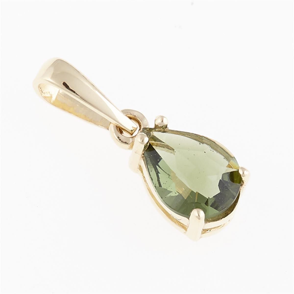 Pendente in oro giallo con moldavite faccettata a goccia verde oliva tenuta da quattro griffe
