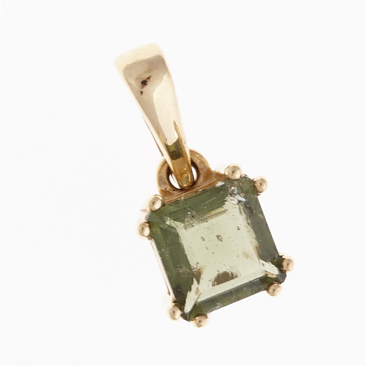 Pendente in moldavite verde faccettata a taglio quadrato con griffe e bail in oro giallo