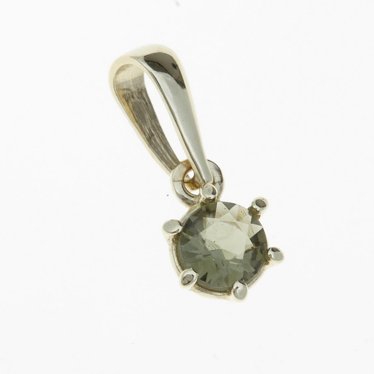 Pendente in oro giallo con moldavite rotonda faccettata verde oliva tenuta da sei griffe