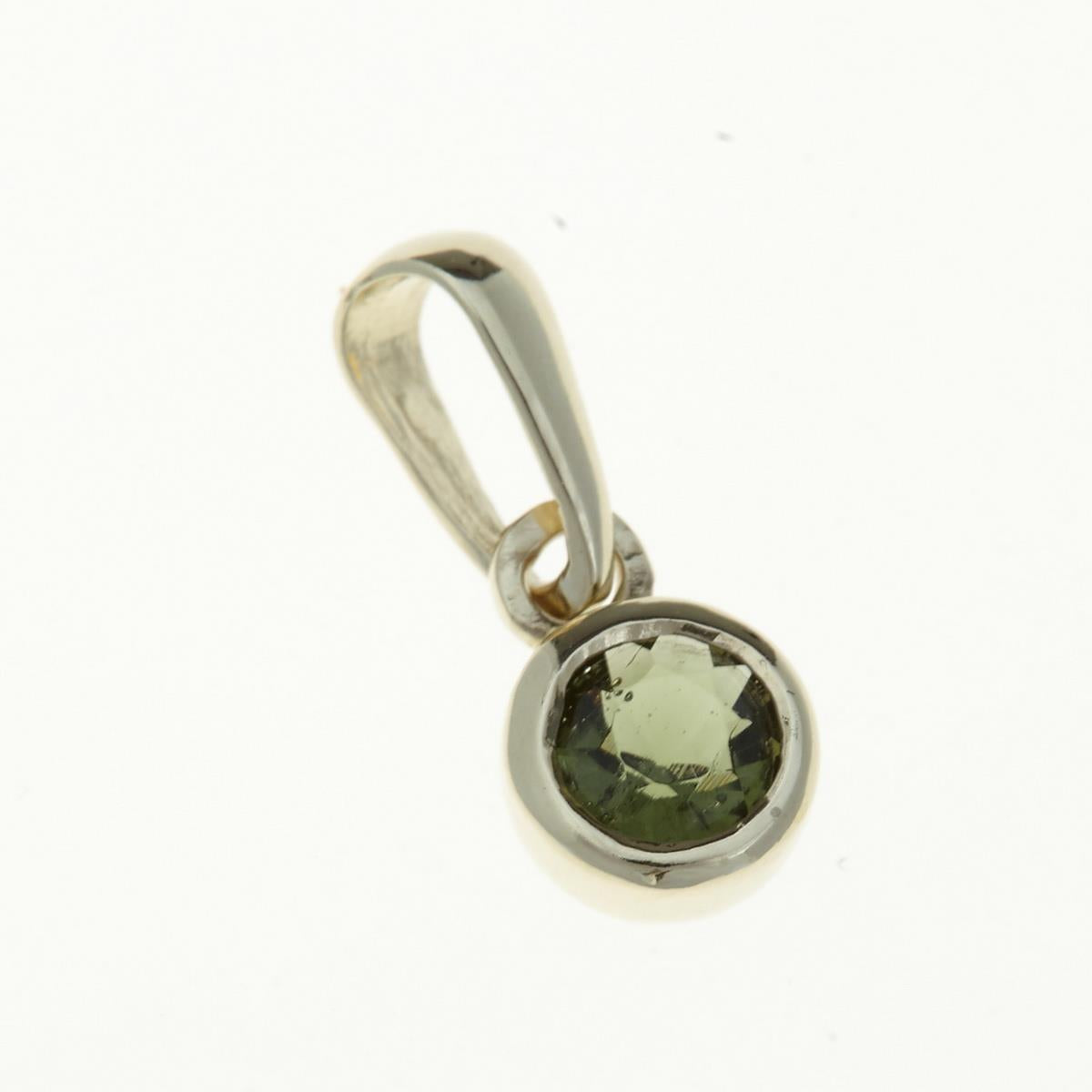 Pendente in oro con moldavite tonda faccettata verde oliva in castone chiuso e bélière lucida