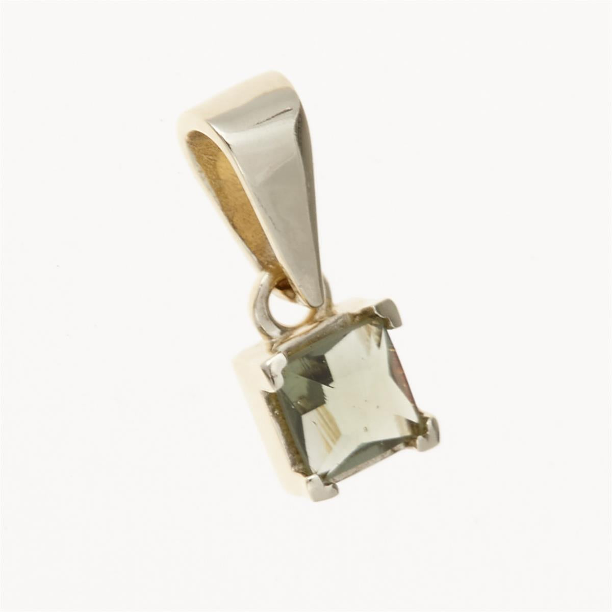 Pendente in oro con moldavite quadrata faccettata verde oliva traslucida su quattro griffe