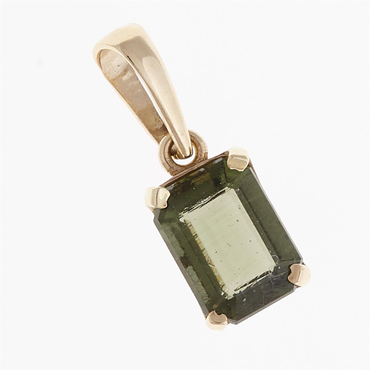 Pendente in moldavite faccettata a taglio smeraldo verde con griffe e bail in oro giallo
