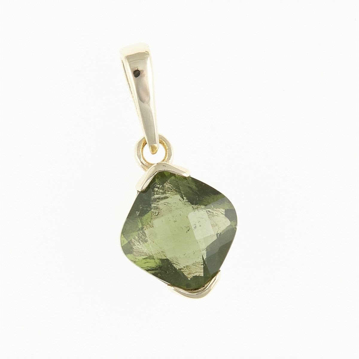 Pendente in moldavite faccettata a cuscino verde oliva con montatura a griffe in oro giallo