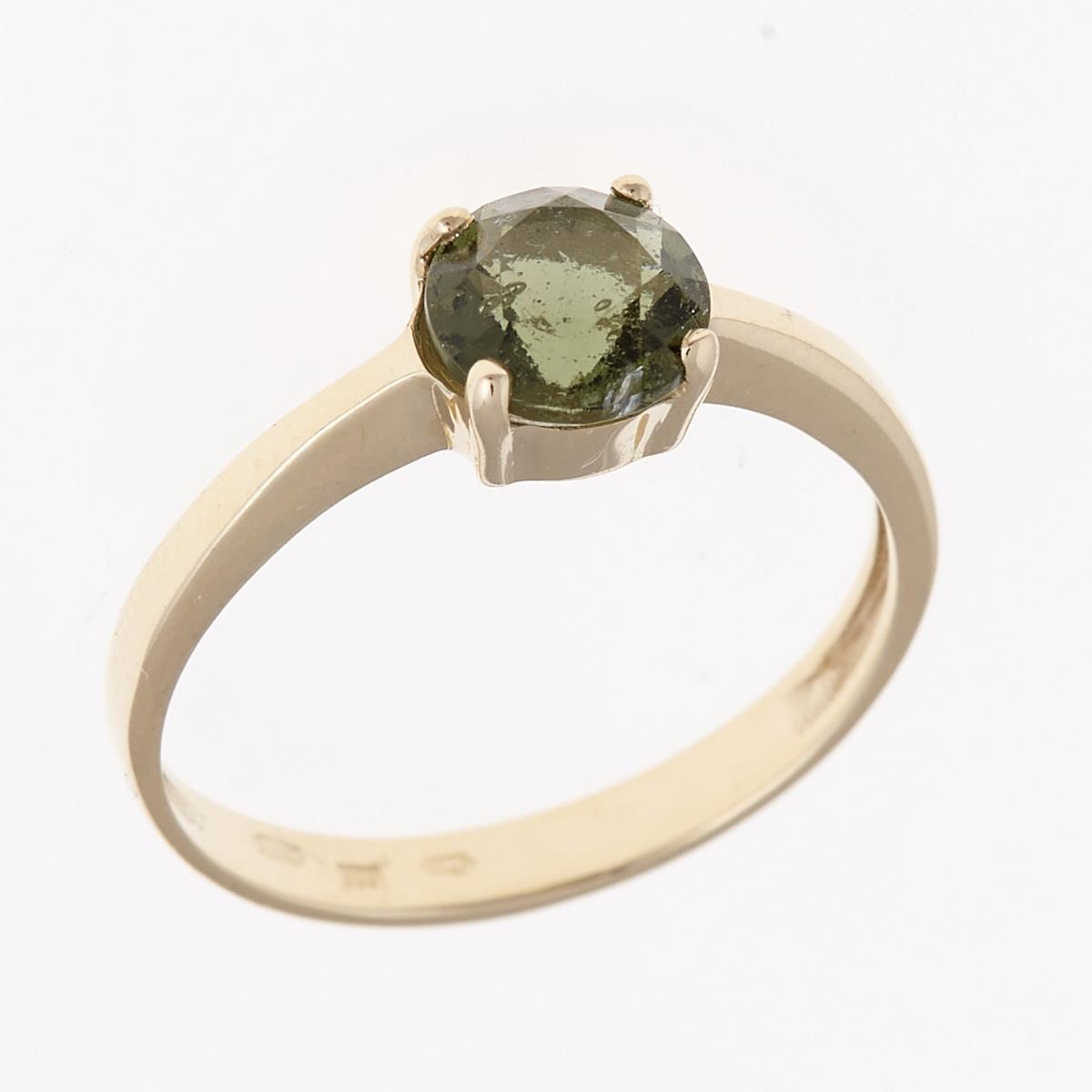 Anello in oro giallo con moldavite tonda sfaccettata verde oliva su castone a quattro griffe