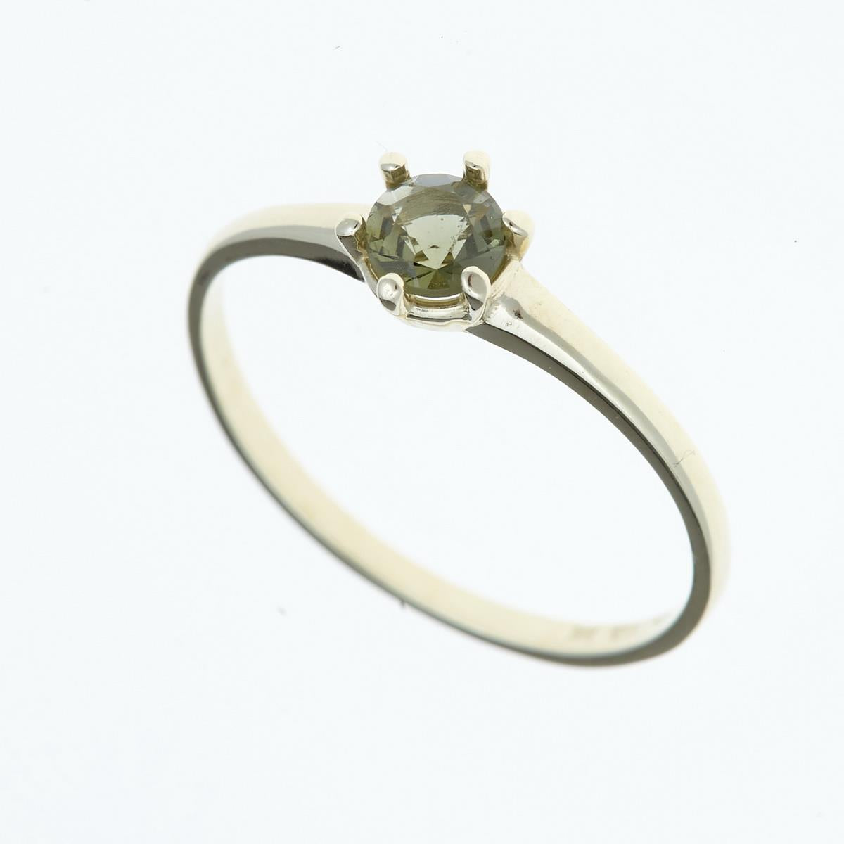 Anello in oro giallo con moldavite tonda sfaccettata verde oliva incastonata a sei griffe