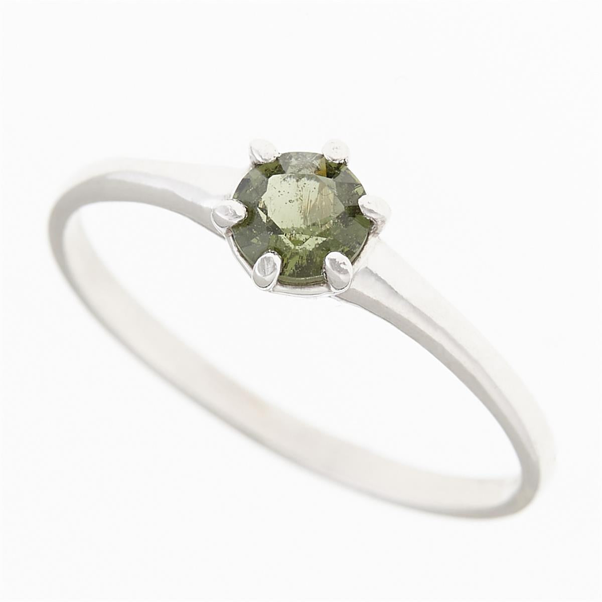 Anello in oro bianco con moldavite tonda verde oliva incastonata a sei griffe