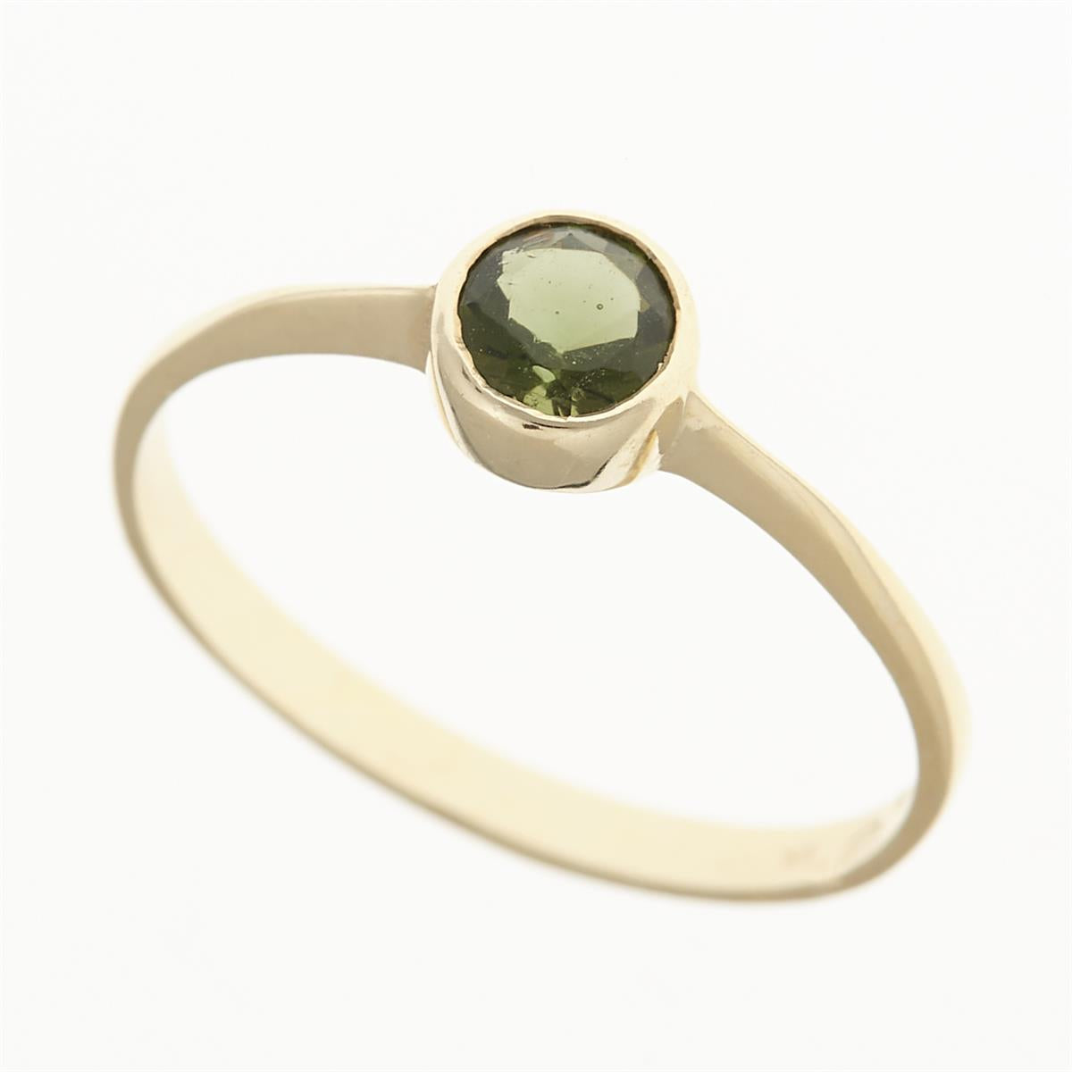 Anello in oro giallo con moldavite verde tonda sfaccettata in castone chiuso e gambo sottile
