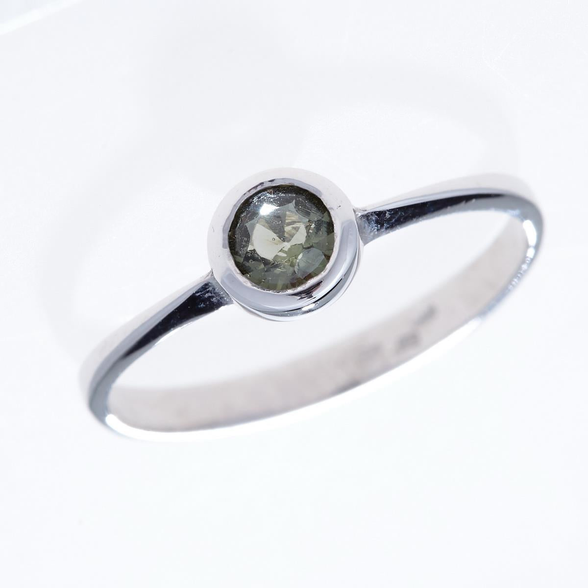 Anello in oro bianco con moldavite grezza tonda verde oliva in castone chiuso, gambo sottile