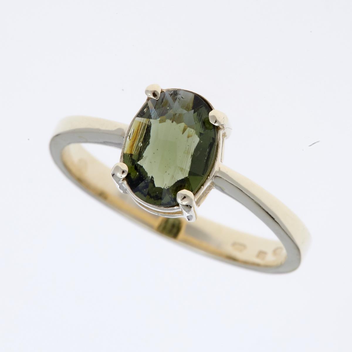 Anello in oro giallo con moldavite ovale verde oliva fissata da quattro griffe chiare