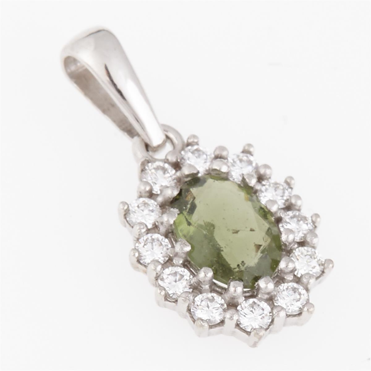Pendente in oro bianco con moldavite faccettata verde e contorno di diamanti a taglio brillante
