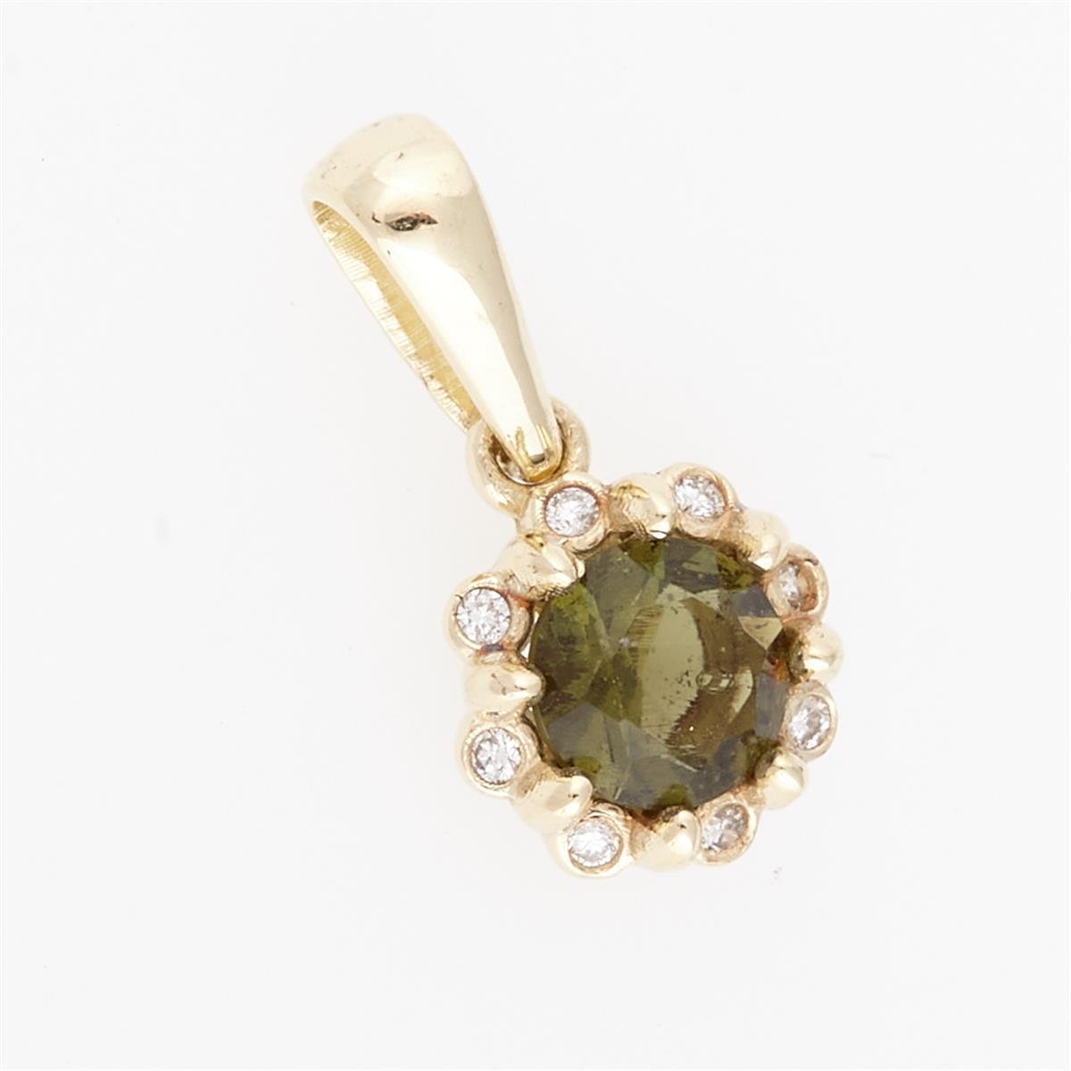 Ciondolo in oro giallo con moldavite faccettata verde e contorno di piccoli diamanti