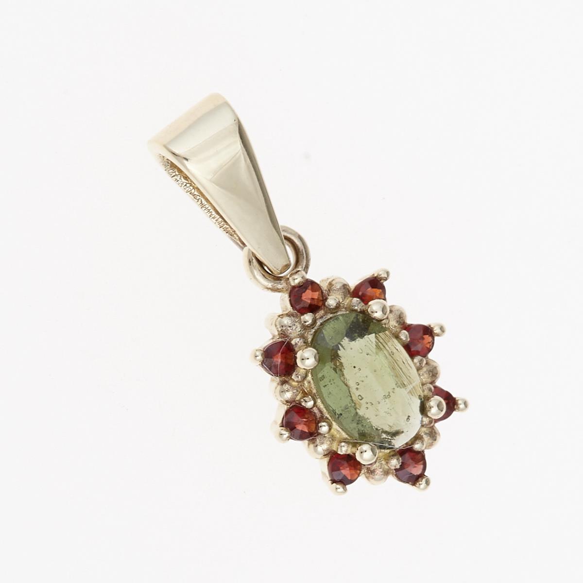 Pendente in oro con moldavite verde faccettata ovale circondata da dieci granati rossi tondi