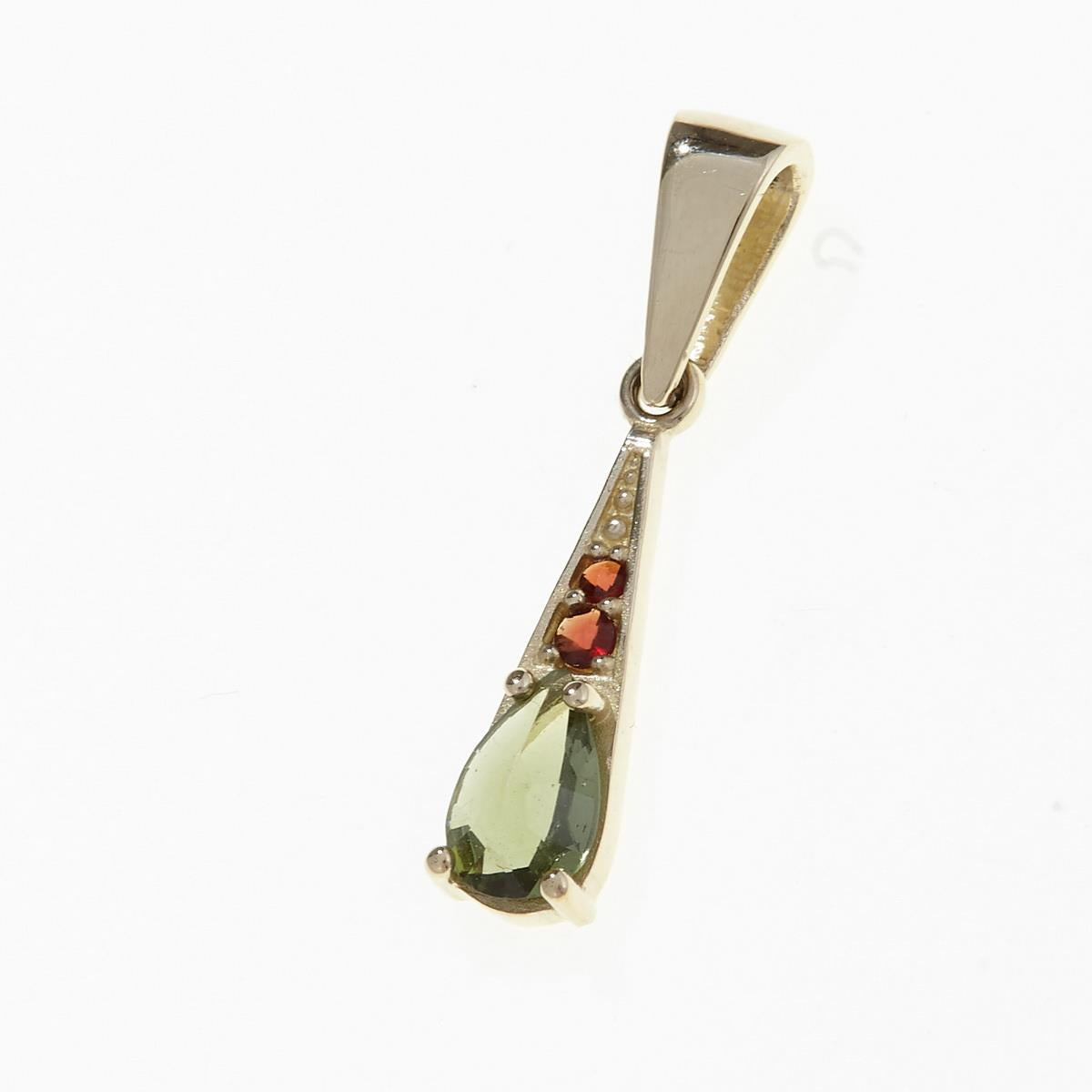 Pendente in oro con moldavite faccettata verde a goccia e due piccoli granati rossi sopra