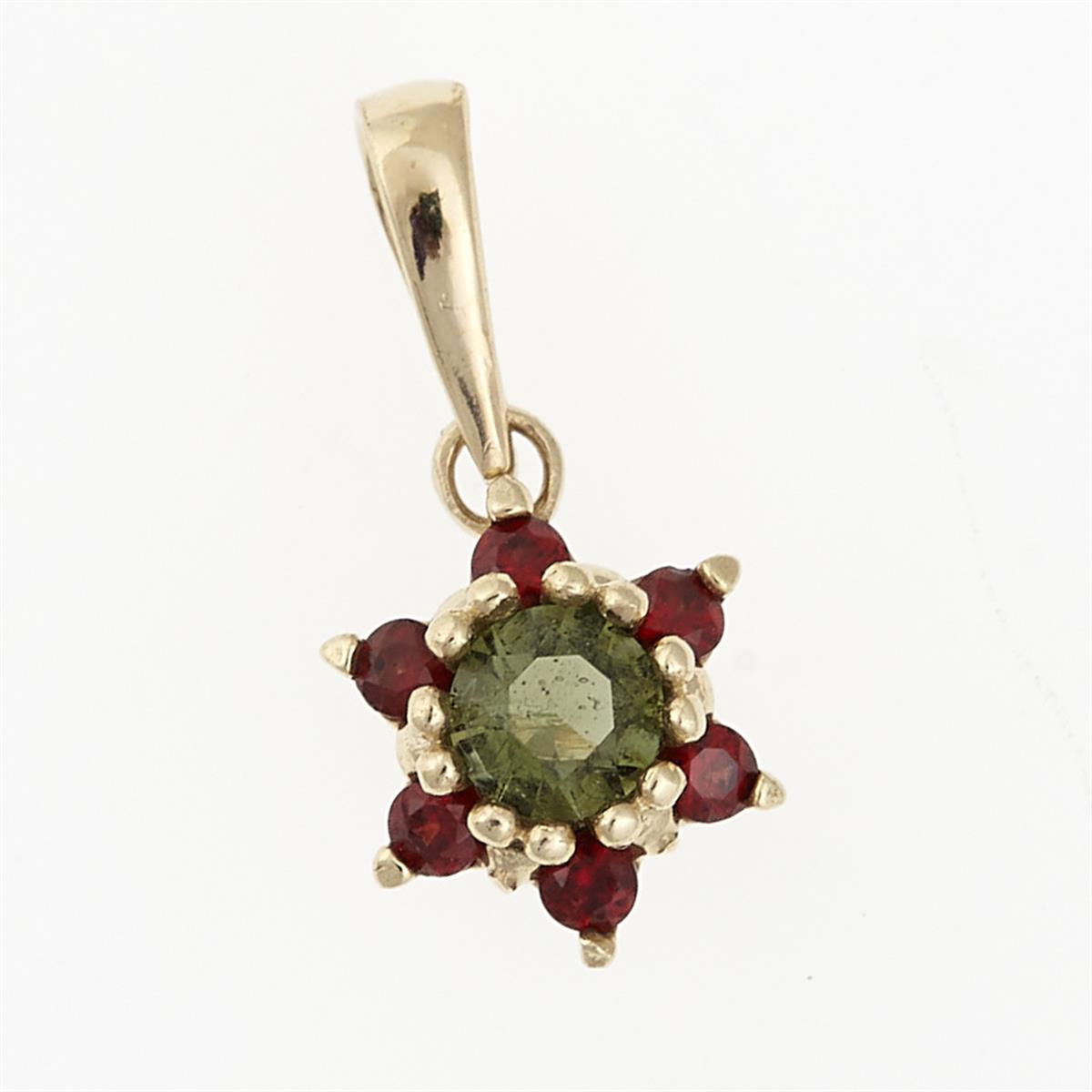 Pendente in oro giallo con moldavite verde faccettata al centro e sei granati rossi disposti a stella