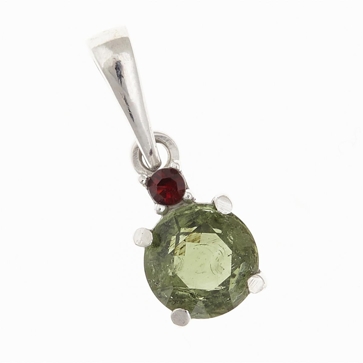 Pendente in oro con moldavite tonda faccettata verde e piccolo granato rosso sopra la pietra