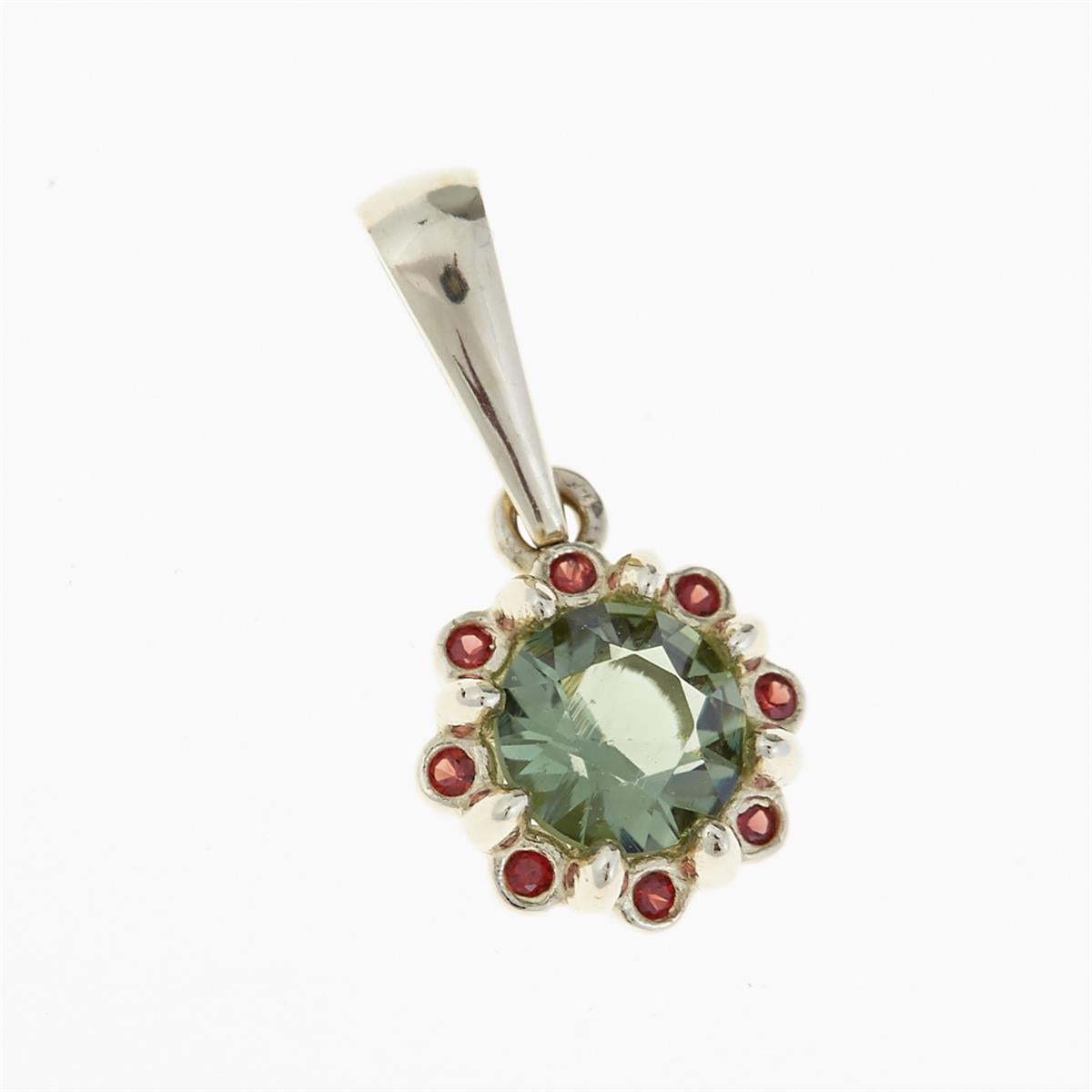Pendente in oro giallo con moldavite verde faccettata rotonda circondata da granati rossi e sferette d'oro