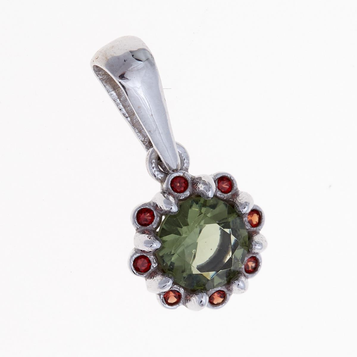 Pendente in oro bianco con moldavite faccettata tonda verde e corona di piccoli granati rossi
