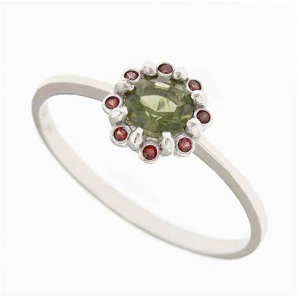 Anello in oro con moldavite e granati AUVG3125WG