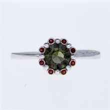 Anello in oro con moldavite e granati AUVG3125WG