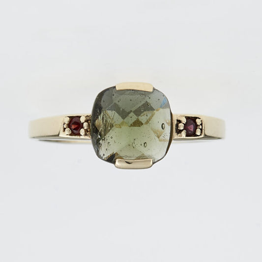 Anello d'oro con moldavite e granati 3497