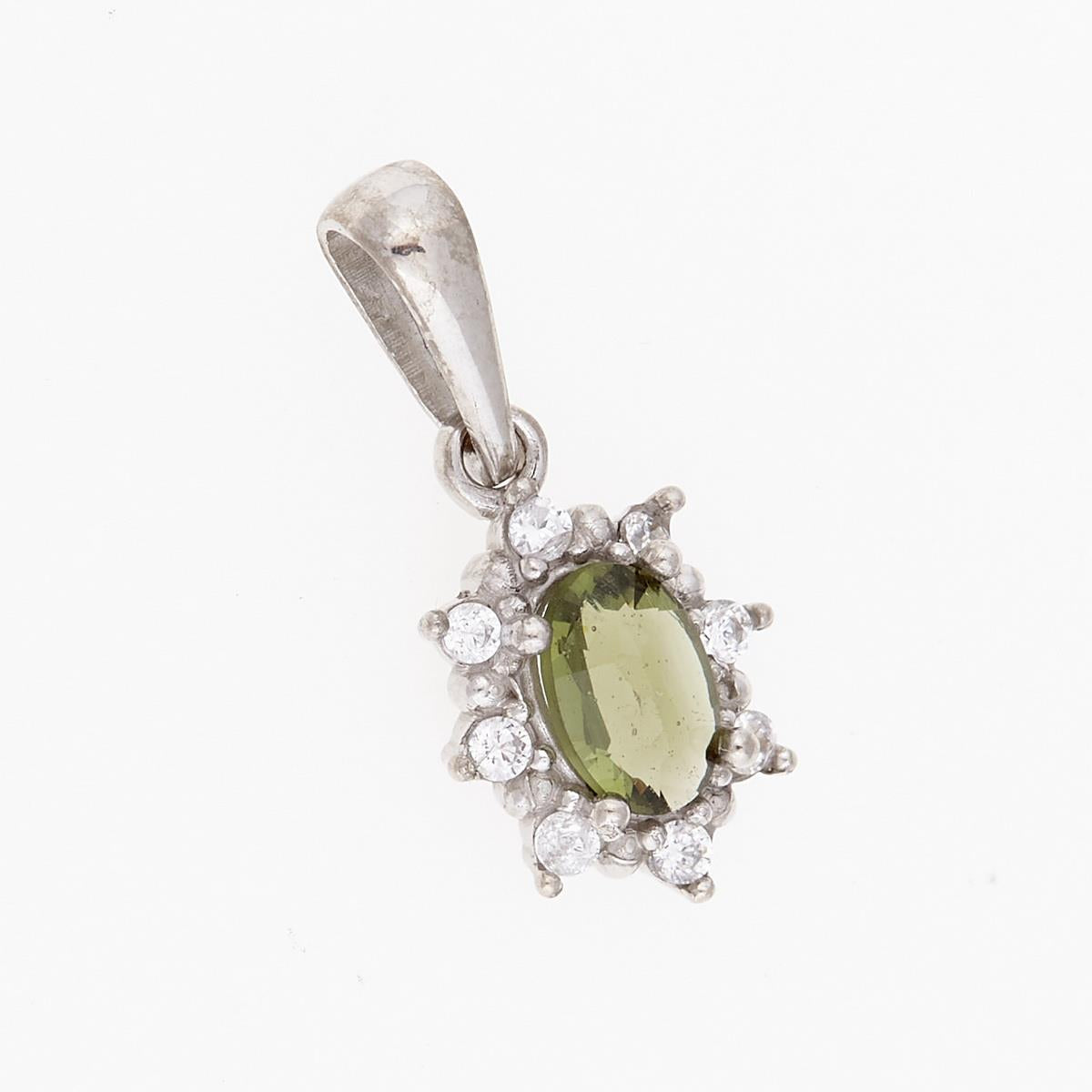 Pendente in oro bianco con moldavite ovale faccettata verde oliva circondata da zirconi bianchi