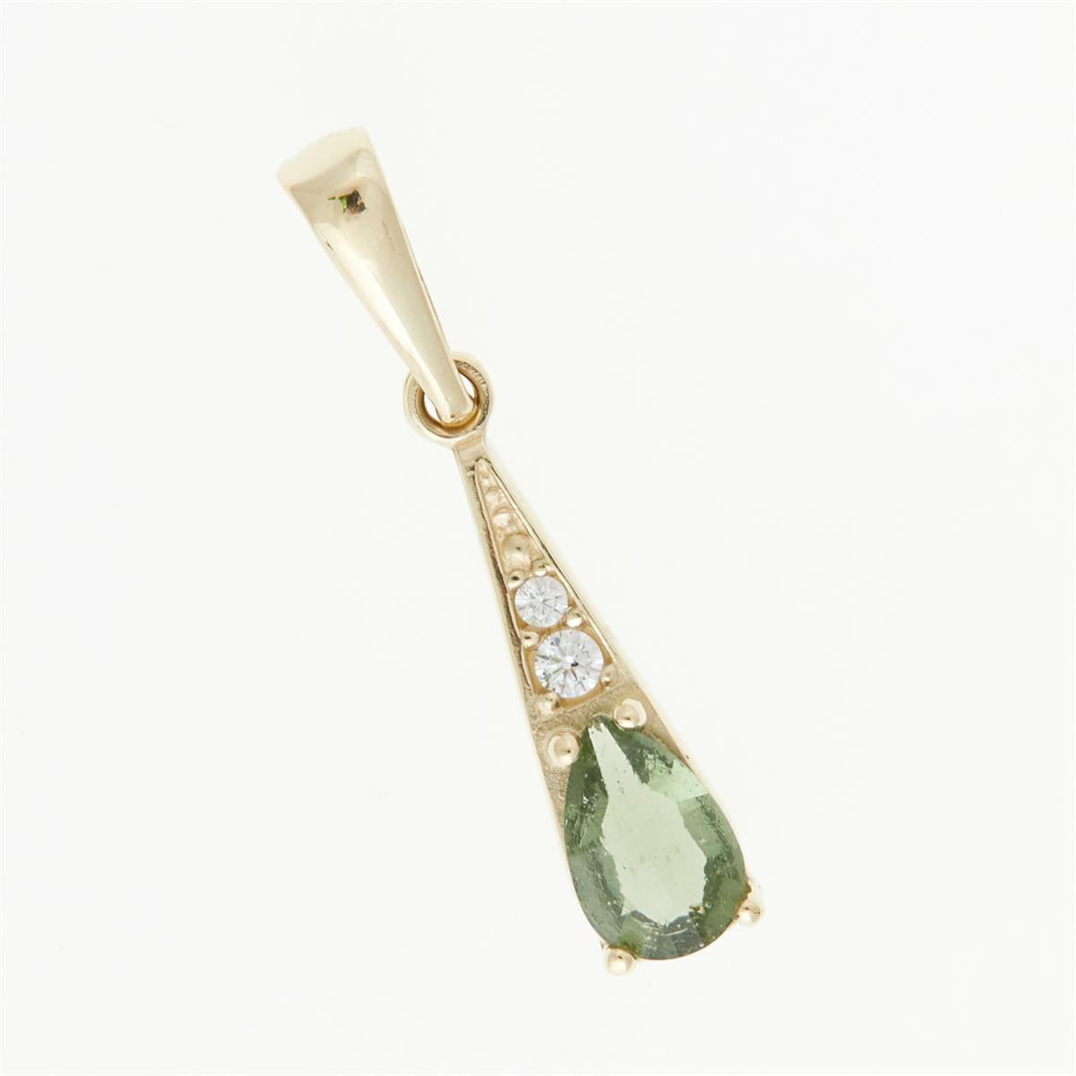 Pendente in oro giallo di forma conica con moldavite verde a taglio pera e due zirconi tondi