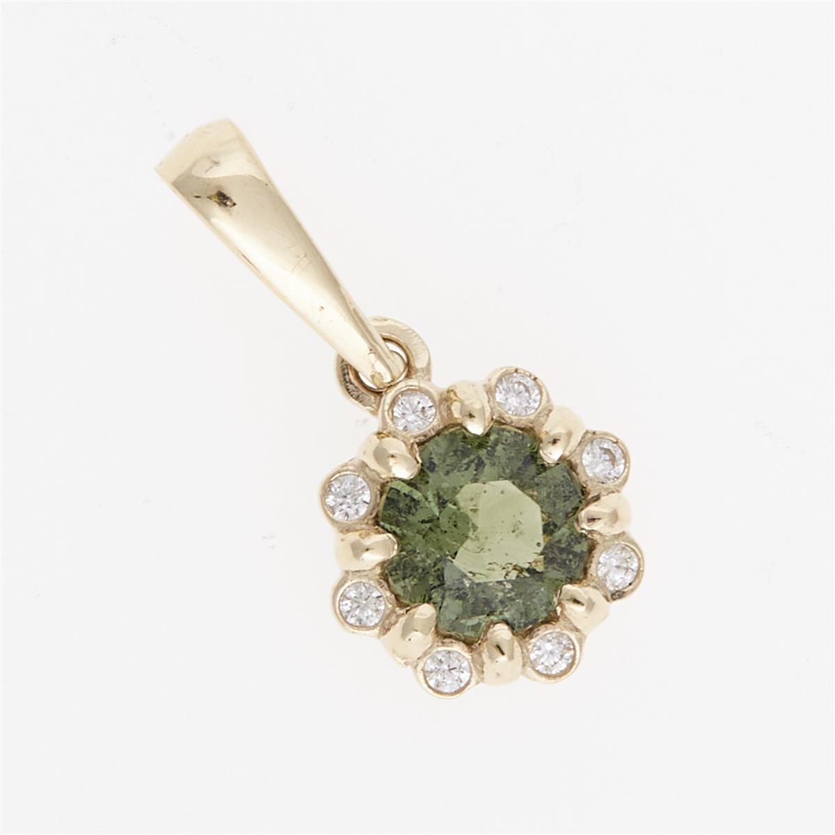 Pendente in oro giallo con moldavite verde faccettata al centro e corona di zirconi