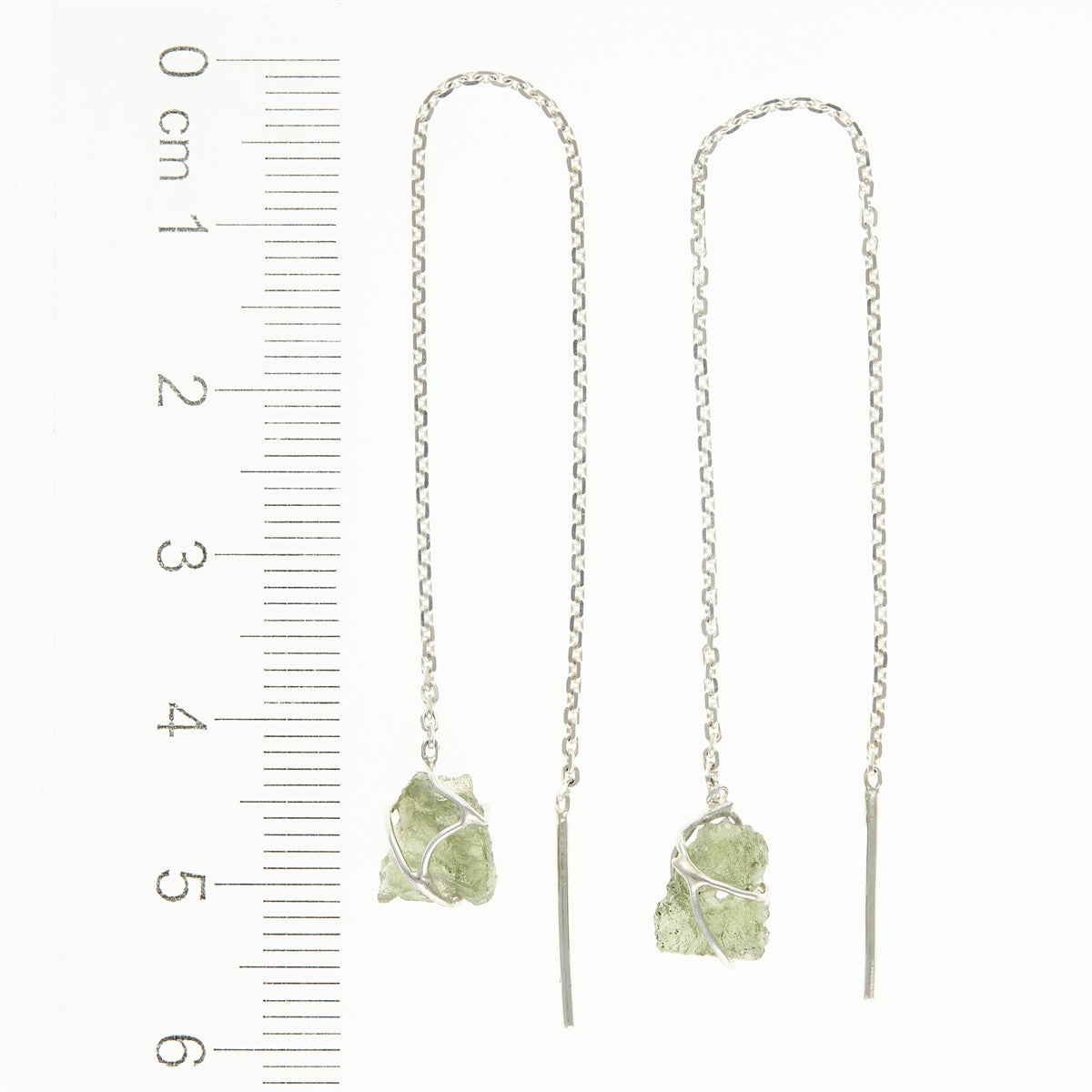 Orecchini in argento 925 con due moldaviti naturali verdi e chiusura a leva