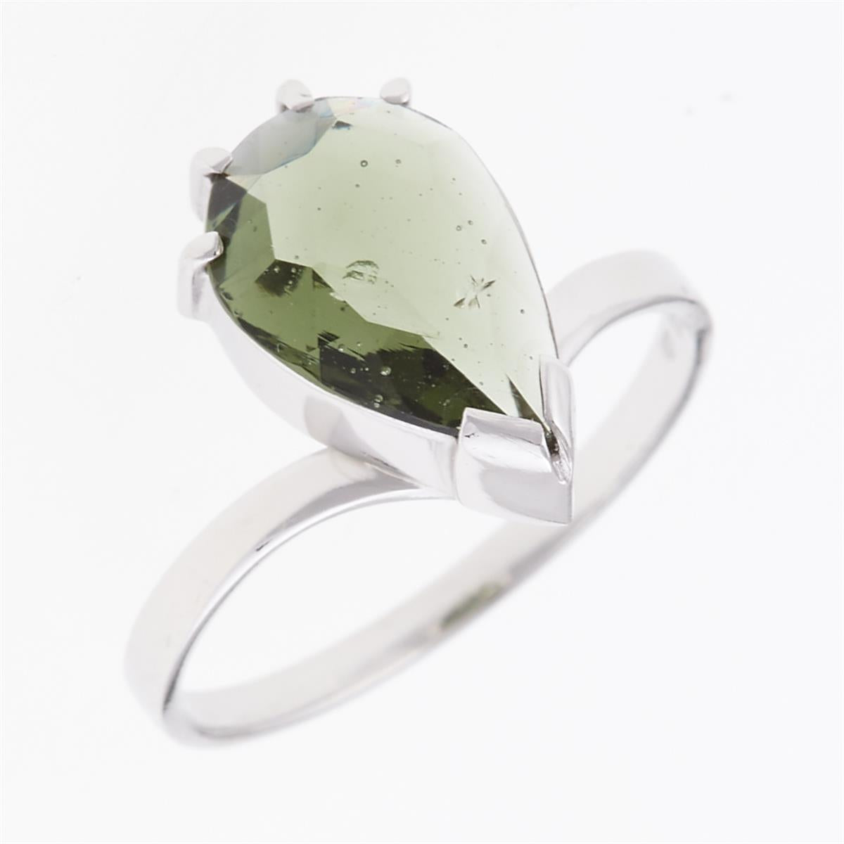 Anello in argento rodiato con moldavite verde sfaccettata a goccia e bolle interne visibili
