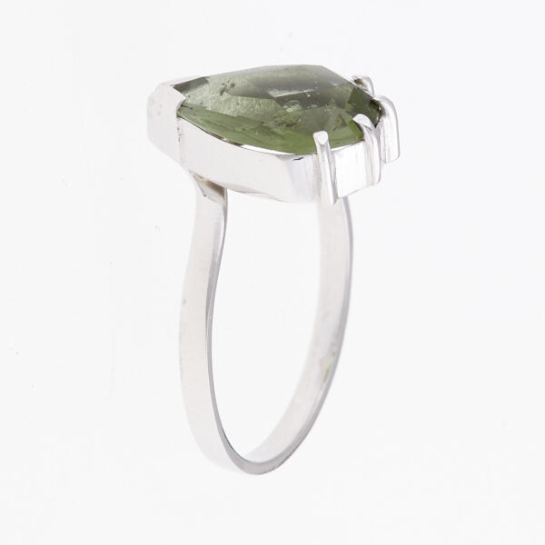 Anello in argento con moldavite 004