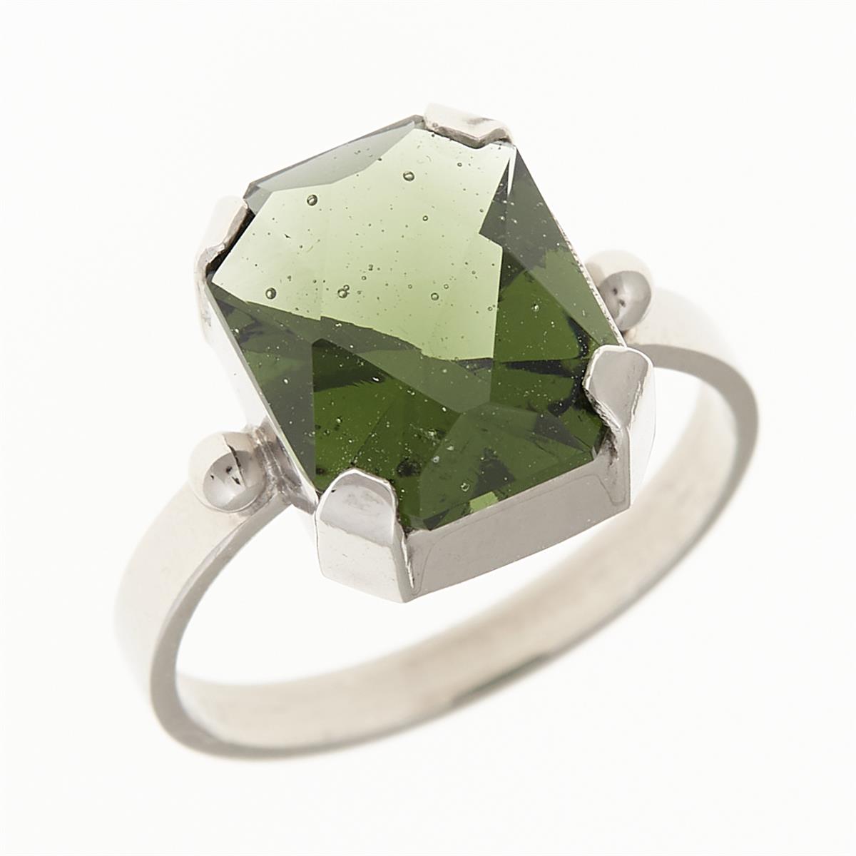 Anello in argento rodiato con moldavite grezza verde pentagonale e bolle interne visibili