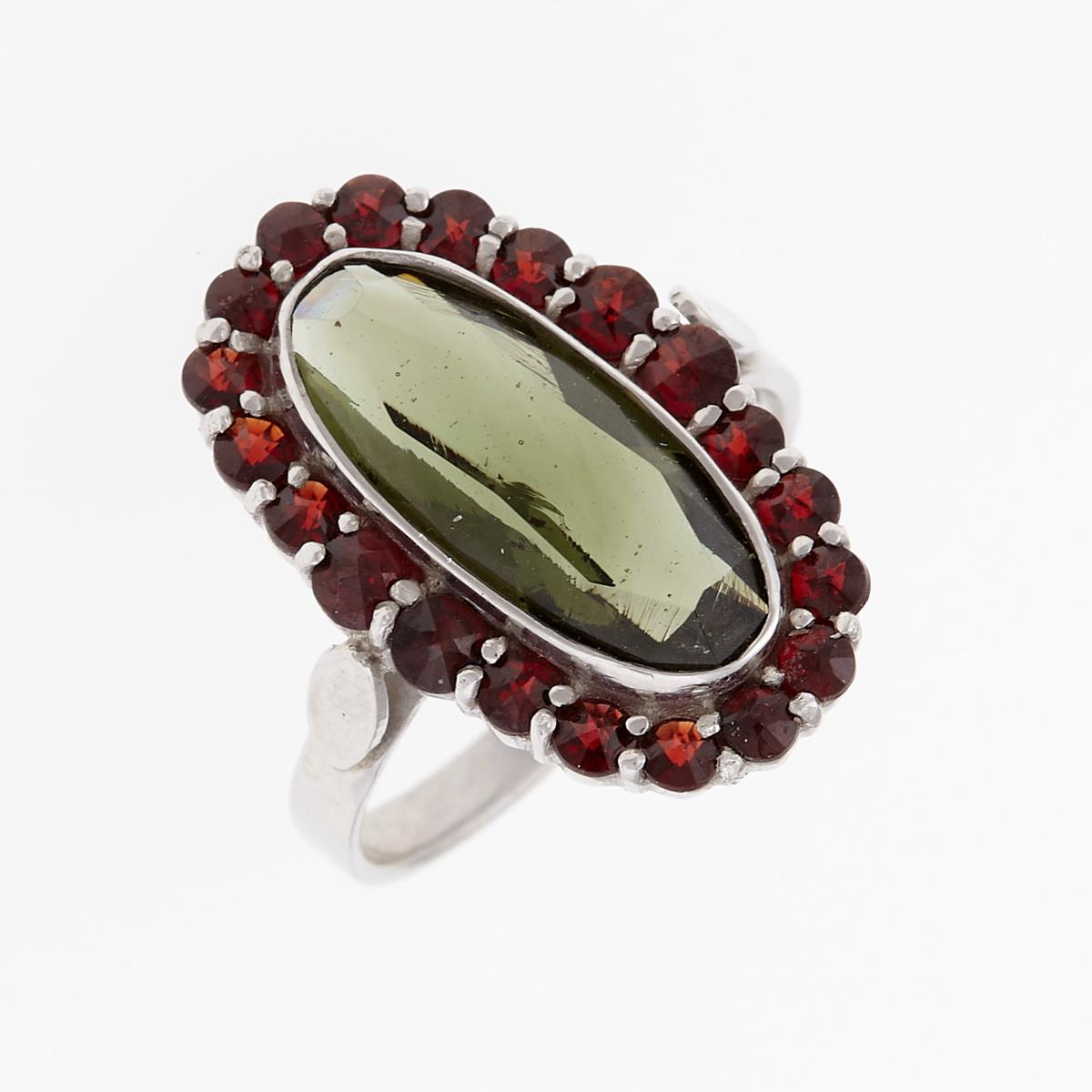 Anello in argento rodiato con moldavite faccettata ovale verde oliva e corona di granati rossi