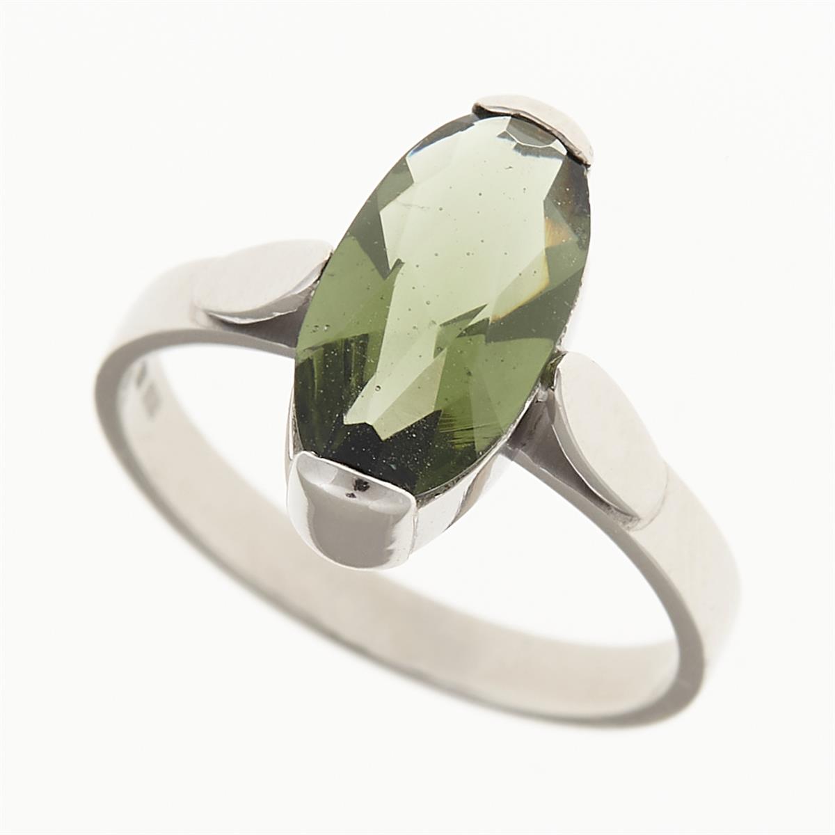 Anello in argento rodiato con moldavite verde a taglio navette su quattro griffe