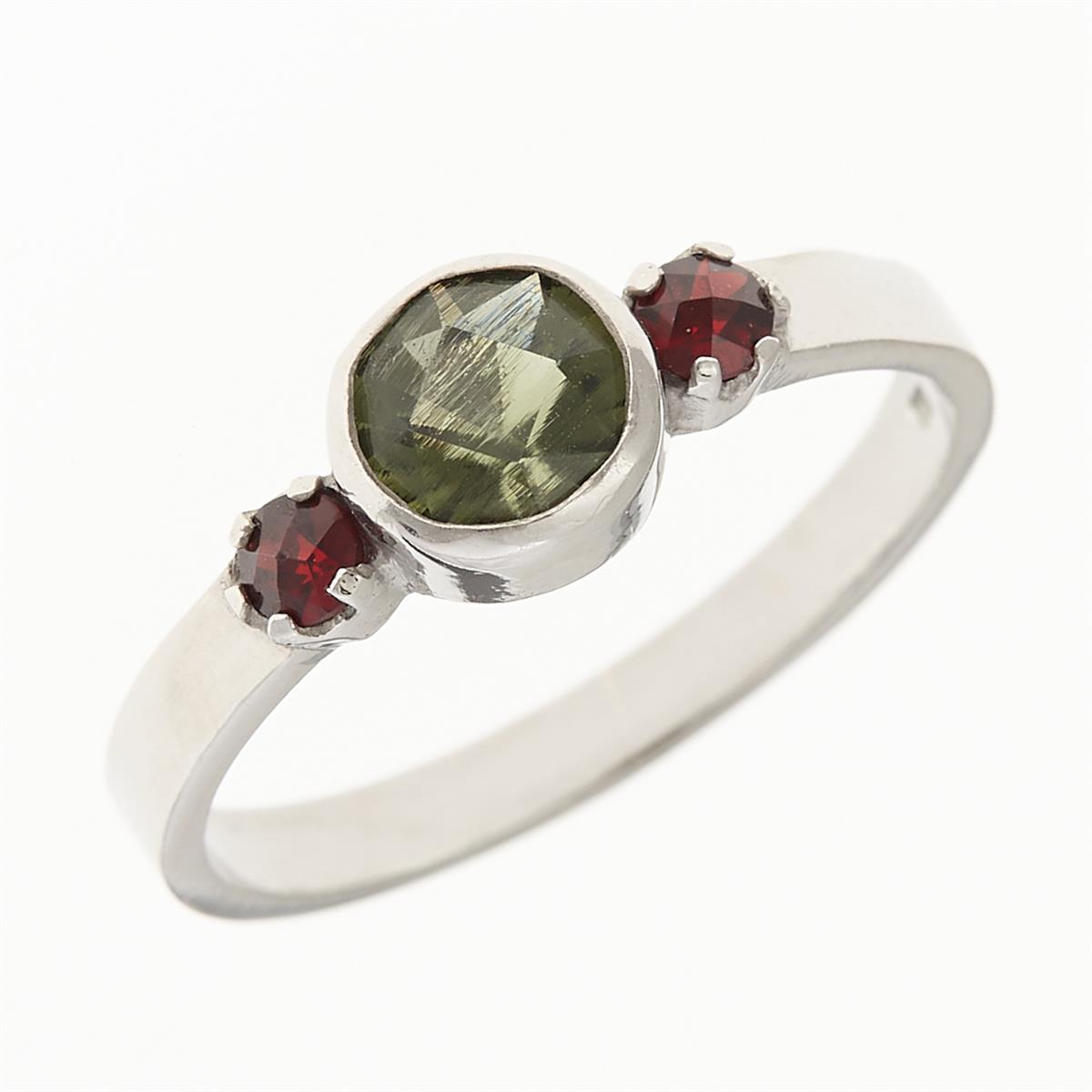 Anello in argento rodiato con moldavite grezza verde tonda e due granati rossi laterali