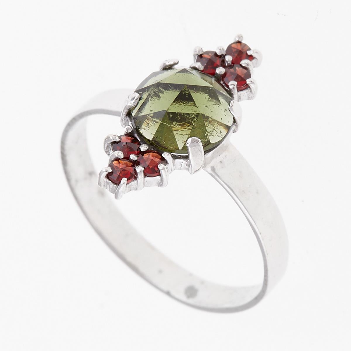 Anello in argento rodiato con moldavite ovale faccettata verde oliva e sei granati rossi tondi