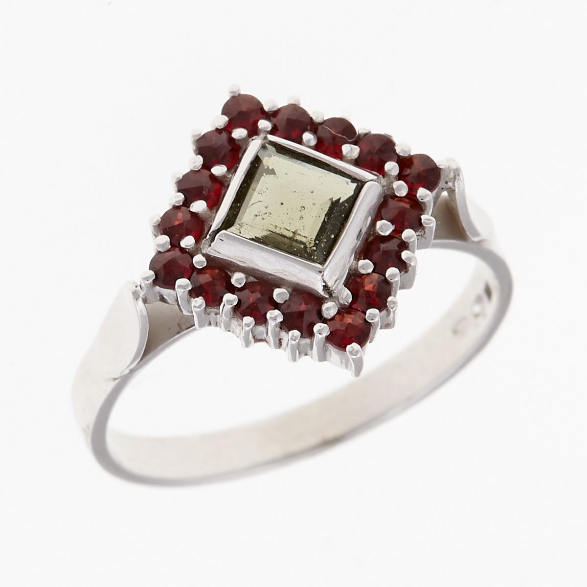 Anello in argento rodiato con moldavite faccettata quadrata verde al centro e corona di granati rossi