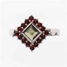 Anello in argento con moldavite e granati 9022