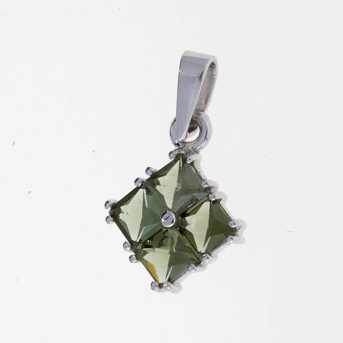 Pendente in argento rodiato con quattro moldaviti verdi quadrate disposte a rombo, griffe sottili