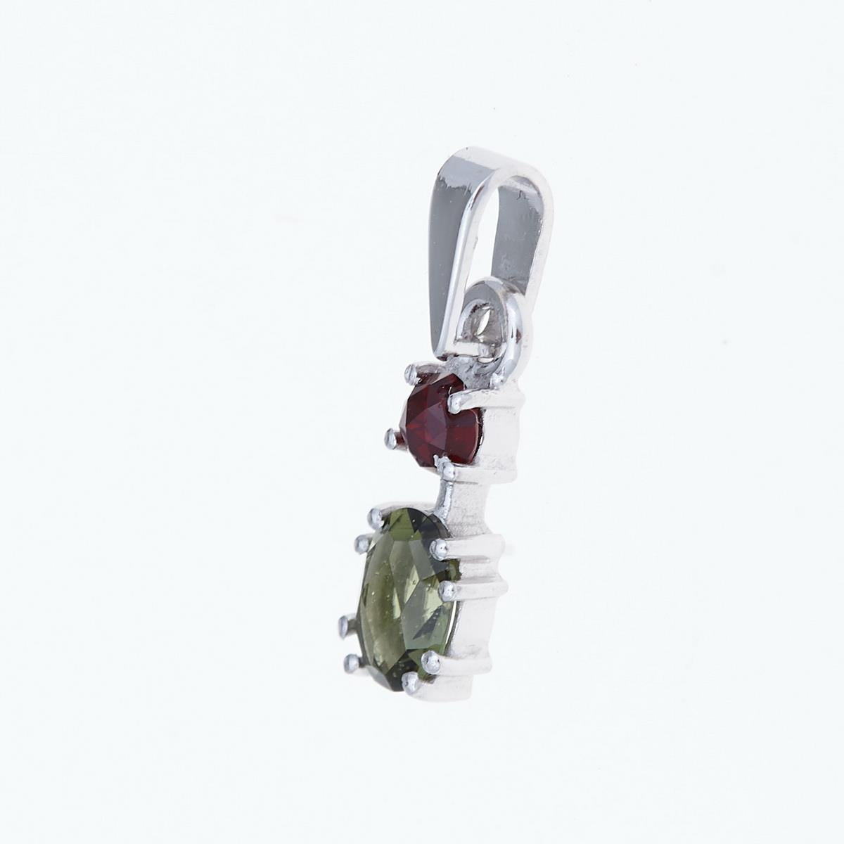 Pendente in argento rodiato con moldavite ovale faccettata verde oliva e granato tondo rosso scuro