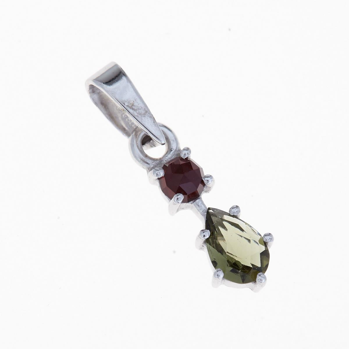 Pendente in argento rodiato con granato tondo rosso e moldavite faccettata a goccia verde oliva